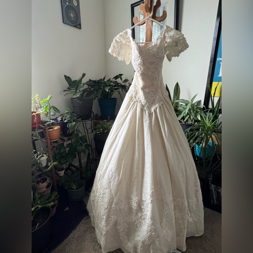 Unique vintage wedding dress with GORGEOUS lace details 😍🥰